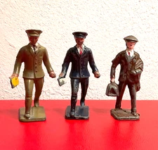 8 piece LOT American DIMESTORE figures GREY IRON Doughboy BARCLAY LINCOLN LOGS