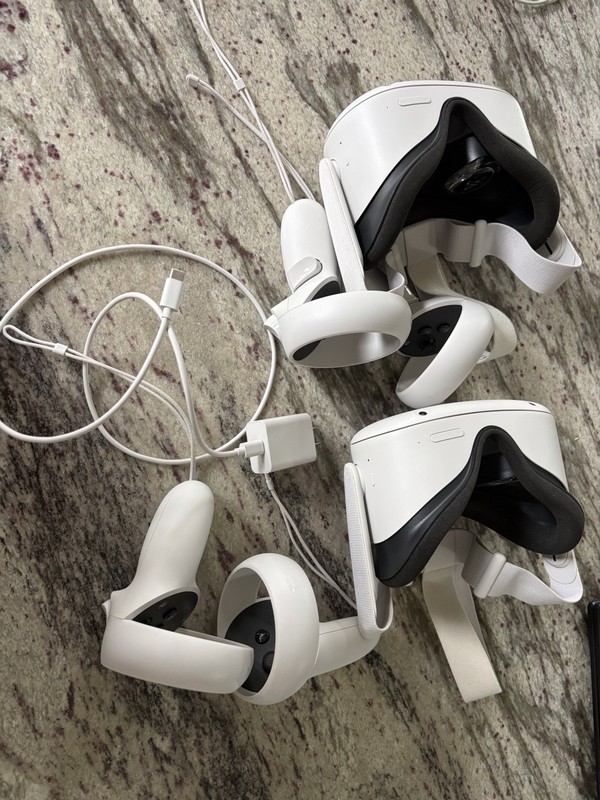 Set Of 2 Meta Oculus Quest 2 128GB Standalone VR Headset - White.