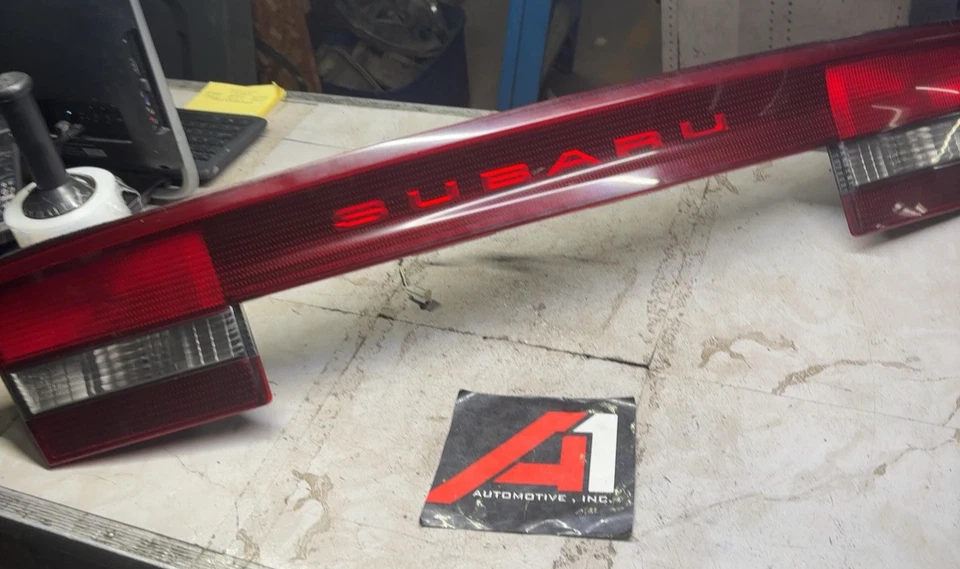 Conjunto montado en la tapa del panel de luces traseras de freno SUBARU LEGACY 2000-04 Foto 2 de 4