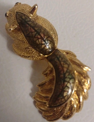 Vintage seltene goldfarbene & geschnitzte Emaille Eichhörnchen Brosche Anstecknadel 2,5" signiert SJ Herbst - Bild 2 von 9