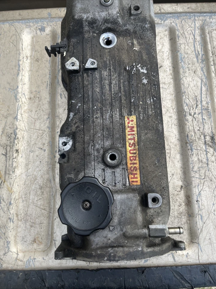 Cubierta de válvula Mitsubishi Mighty Max 1990-1996 OEM 4G64 Foto 3 de 4