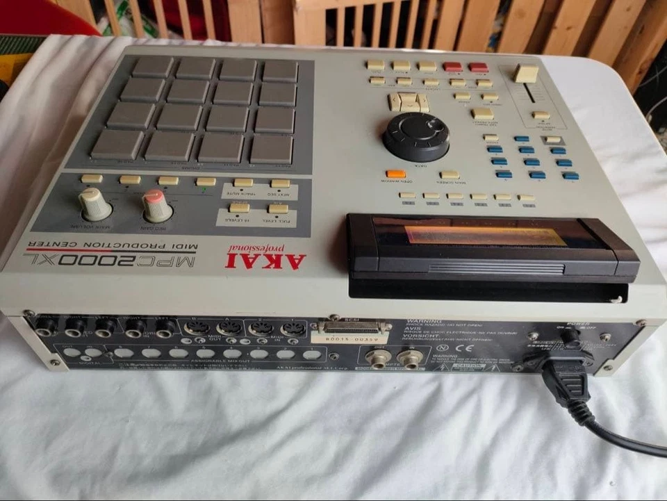 Akai MPC2000XL Sampling Pro Music Equipment  Drum Machine - Image 3 of 4