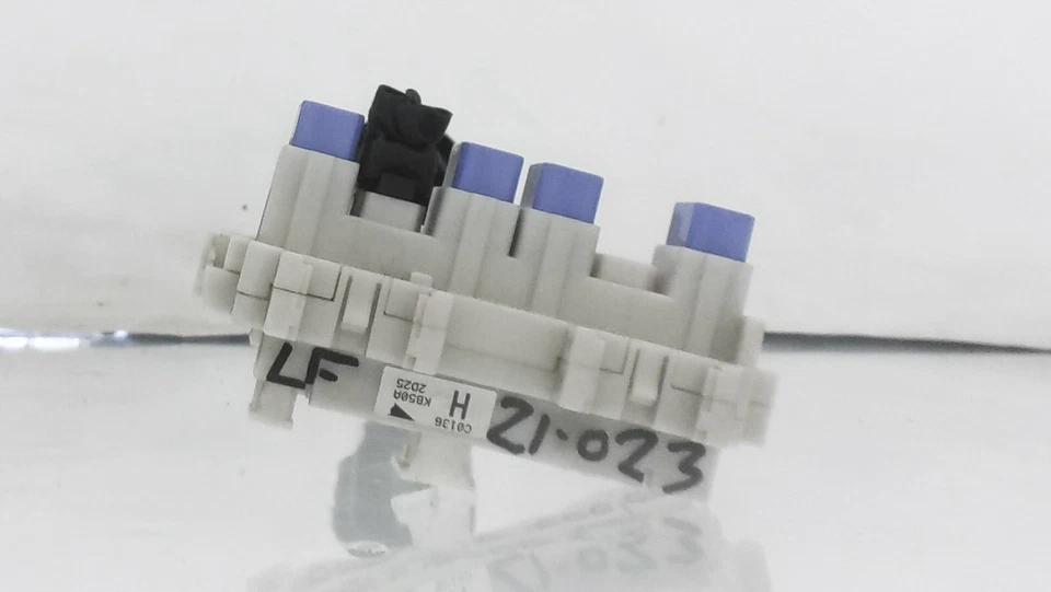 Nissan GT-R 2010-2020 cabina caja de fusibles bloque de conexiones 24350-Kb50a Foto 3 de 4