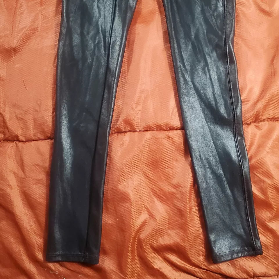 Leggings SPANX Negros Imitación Cuero 2437 Pequeños Usados en Excelente Condición Foto 3 de 4