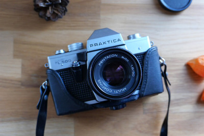Praktica Super TL 500 + Pentacon 50mm f/1.8 MC   Leder-Kameratasche   geprüft