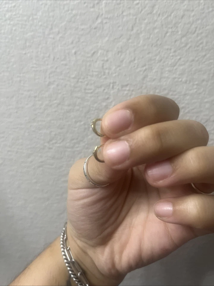 Pendientes Huggie de oro amarillo macizo de 14k con diamante pequeño en el centro Foto 4 de 4