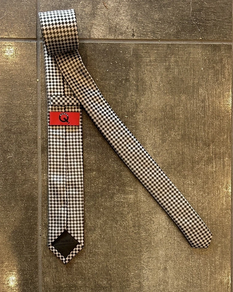 Corbata marca Q patrón a cuadros negro/blanco hecha en Italia Foto 3 de 4