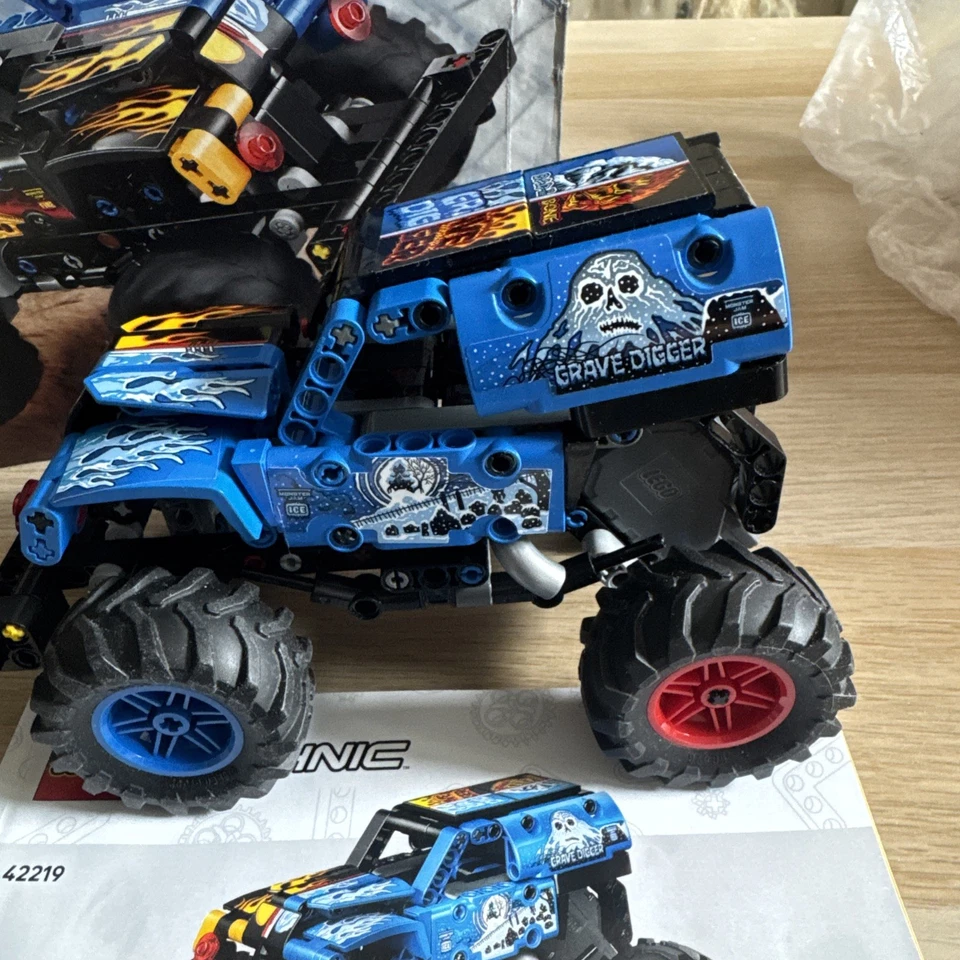 LEGO Technic 42219 Monster Jam Grave Digger Fire and Ice, photo 2 of 5