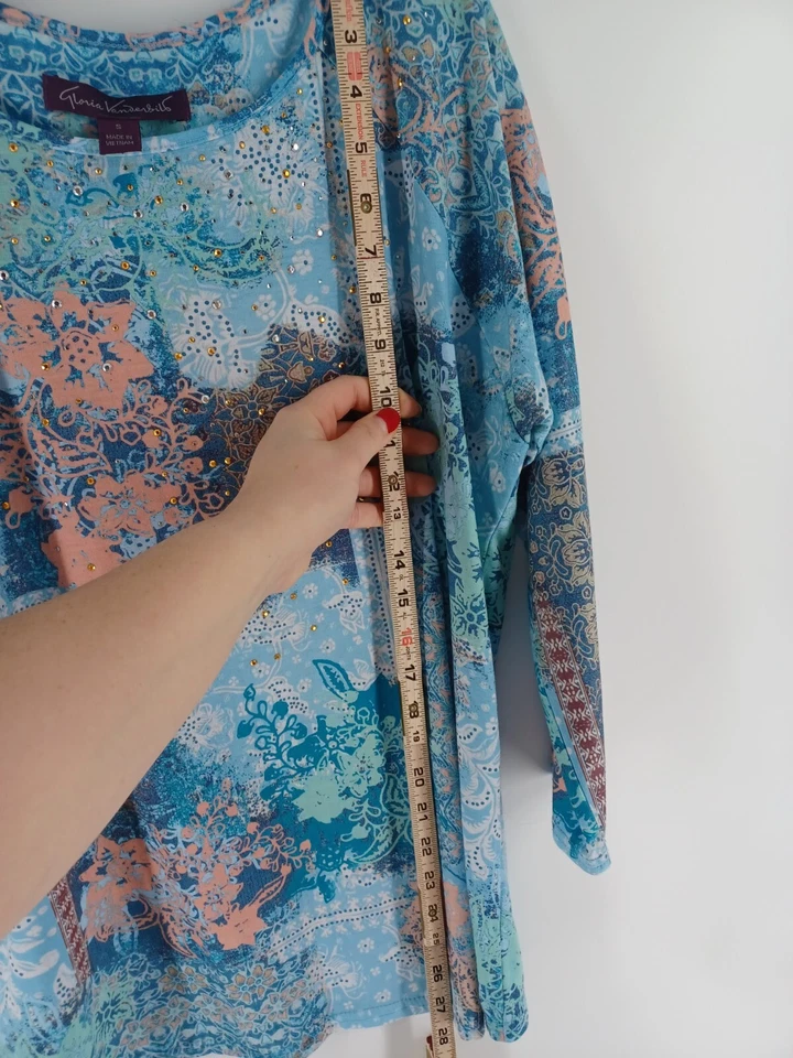 Blusa para mujer Gloria Vanderbilt pequeña azul gemas pedrería manga 3/4 moda Foto 3 de 4