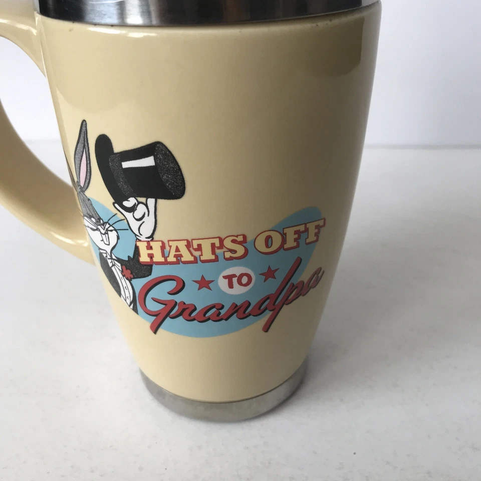 Taza de viaje aislada con tapa Hallmark Bugs Bunny “Sombreros para el abuelo” Foto 2 de 4