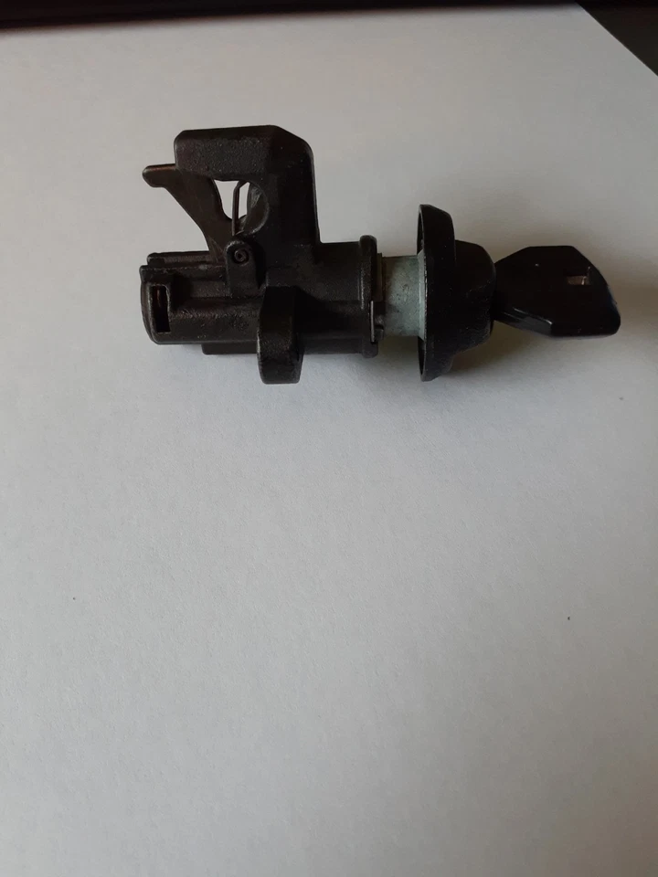 1981 to 1993 Dodge Ram Ram Charger glove box latch with key Foto 3 de 4