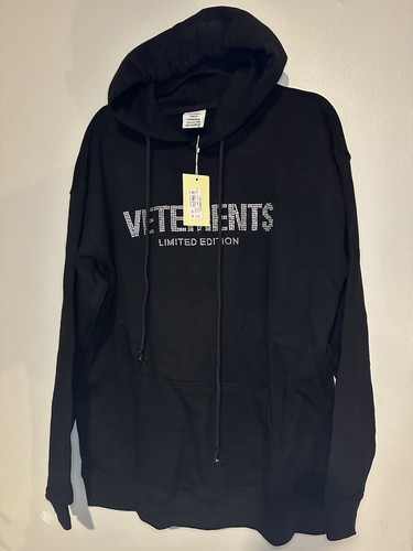 Sudadera con Capucha VETEMENTS Cristal Embellecido Logo Edición Limitada Talla Pequeña Nueva con Etiquetas $1180 - Imagen 4 de 9