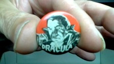 VINTAGE UNIVERSAL MONSTERS DRACULA TIN PINBACK ELWAR NYC. USA
