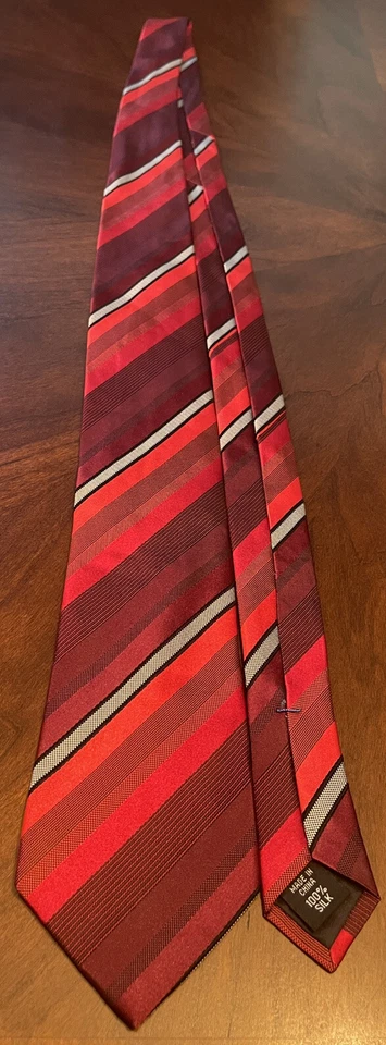 Corbata Kenneth Cole Reaction roja negra 100 % seda para hombre hecha en China Foto 3 de 4