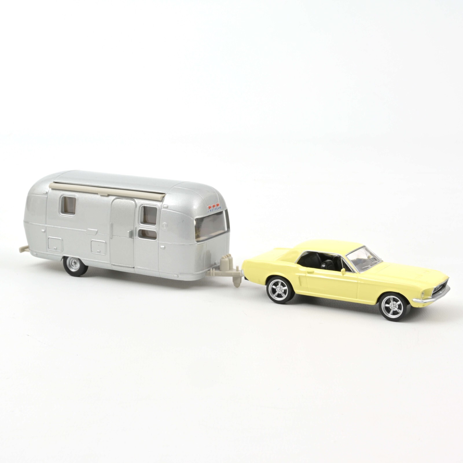 Ford Mustang 1968 jaune Norev Jet Car et Airstream pour diorama de voyage vintage
