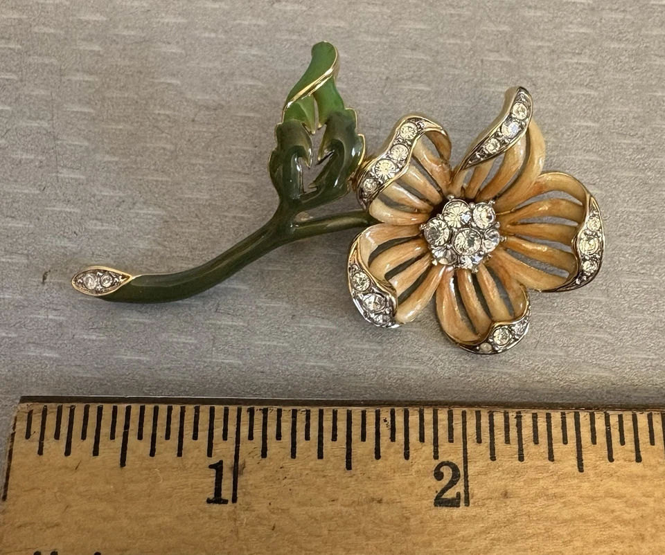 Broche vintage Nolan Miller flor coral rosa esmalte strass assinado 2,5" - Imagem 3 de 4