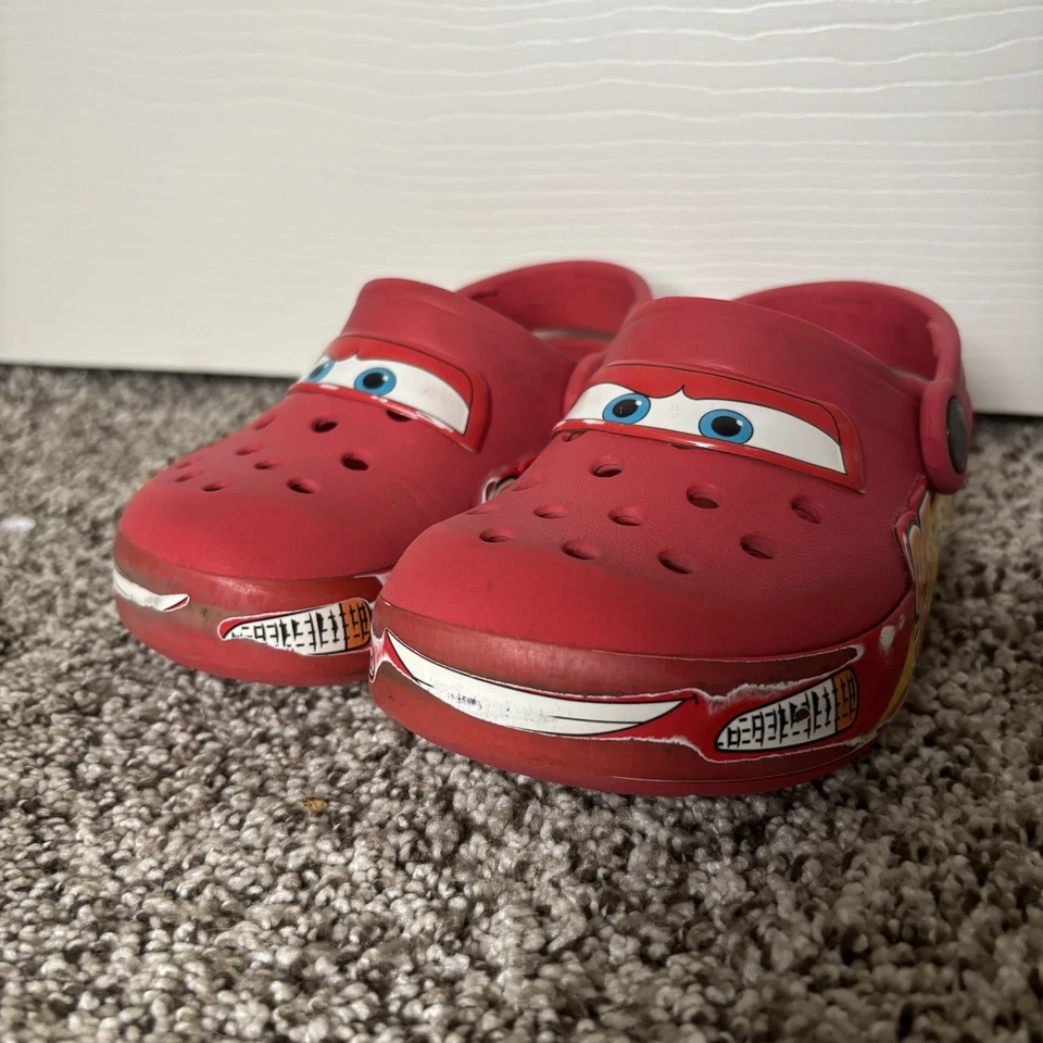 Sandalias Crocs Lightning McQueen Cars 95 para niños pequeños C9 rojas sin cordones Disney Pixar para niños Foto 2 de 4