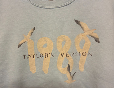 Taylor Swift 1989 Taylor s Version Crewneck Sweater Women s Medium Gildan Heavy