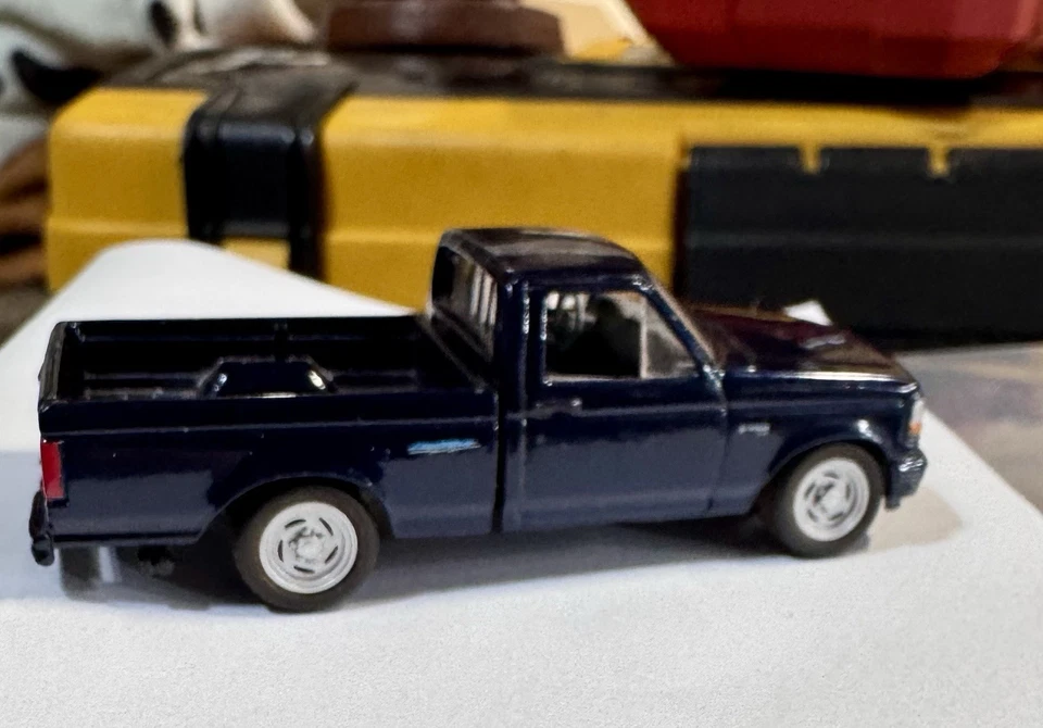 Ford Lightning OG JL azul muy buen estado súper limpio. Tienen ruedas/ejes de stock incluidos Foto 3 de 4