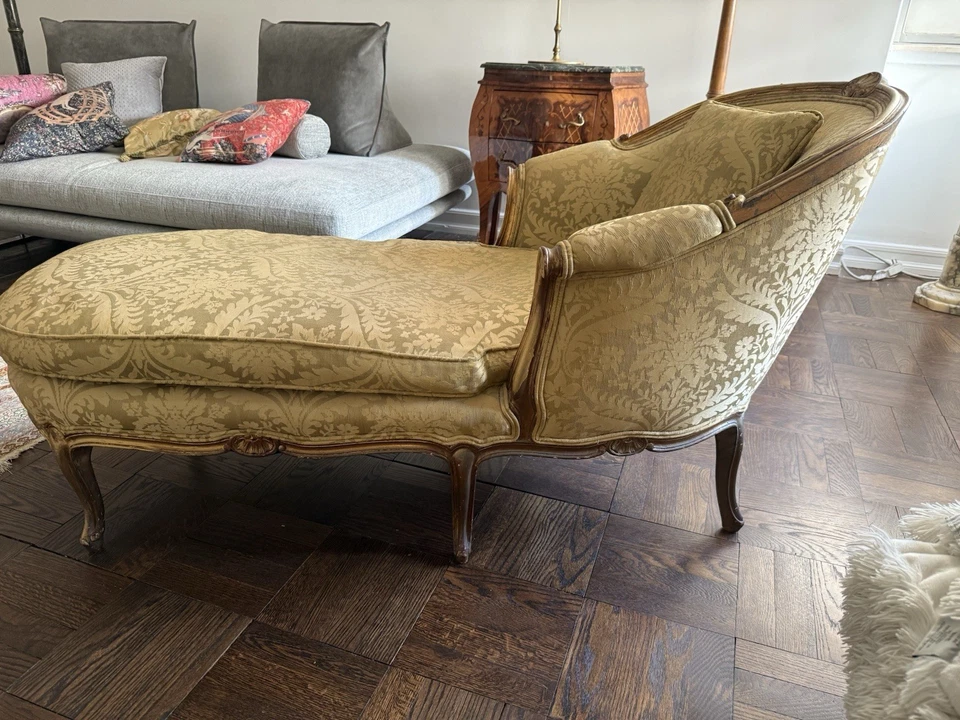 Vintage French Bergère Chaise Lounge – Gold Damask Upholstery, Carved Wood Frame - Image 3 of 4