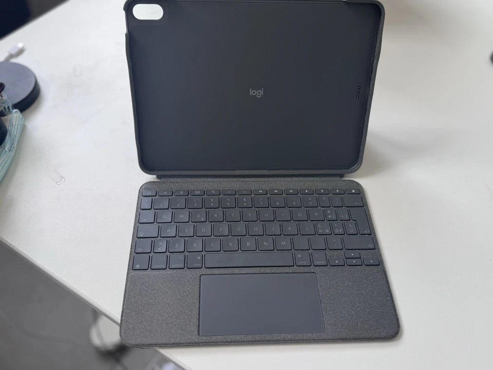 Logitech Combo Touch Custodia con Tastiera per Apple iPad 10a Gen. - Oxford Grey - Immagine 2 di 4