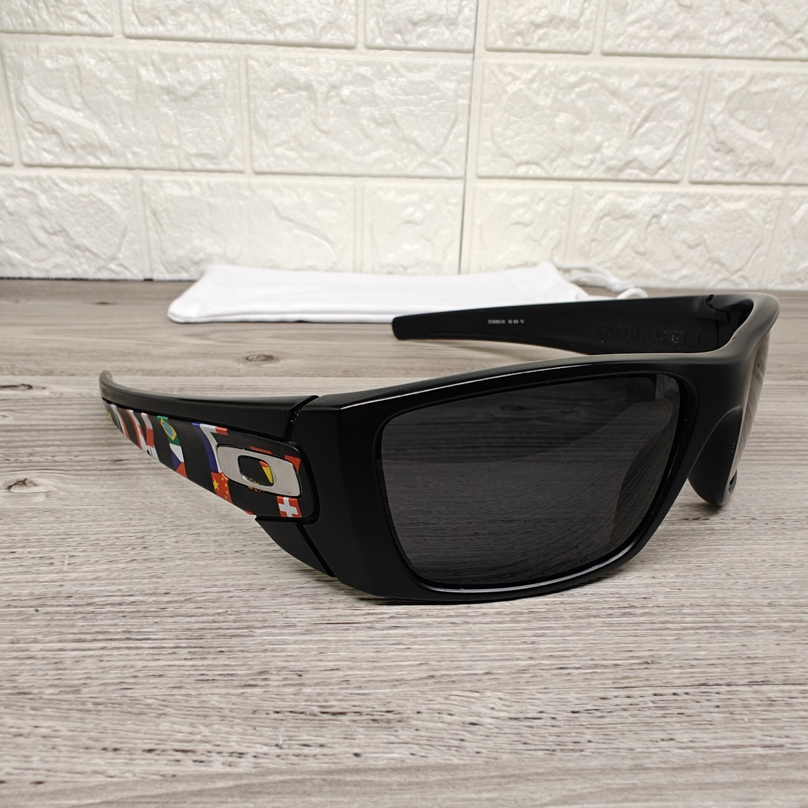 Oakley Fuel Cell OO9096-08 Global Flag Edición Limitada Polarizado Negro Gris