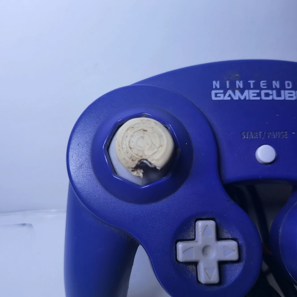 Controller Nintendo GameCube ORIGINALE CONDIZIONI SCARSE TESTATO Viola VEDI FOTO - Immagine 2 di 4