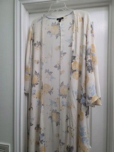 Butter Yellow And Cornflower Blue Floral Kimono Cover Up. Torrid Size 1/2