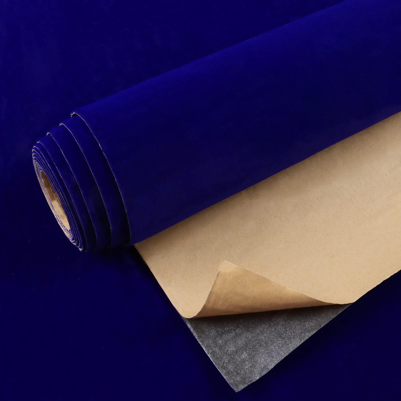 Papier peint velours bleu vintage pour masquer les défauts d'un meuble usé avec un adhésif