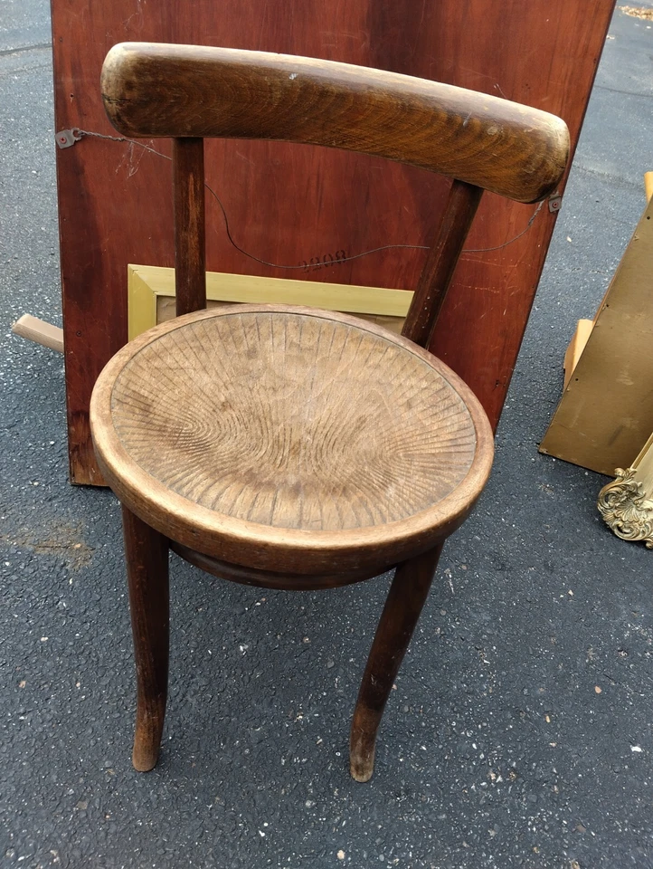 Silla muy única hecha en Polonia. Marco de caña de madera y asiento redondo. Talla mediana Foto 3 de 4