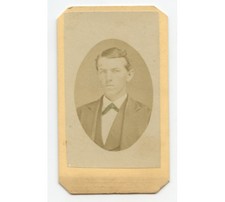 CDV STUDIO PORTRAIT MAN W/ LIGHT COLORED EYES + TINTED TIE