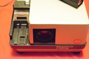 Leica Pradovit P2002 slide projector with Colorplan 90mm 1:2.5 lens and remote