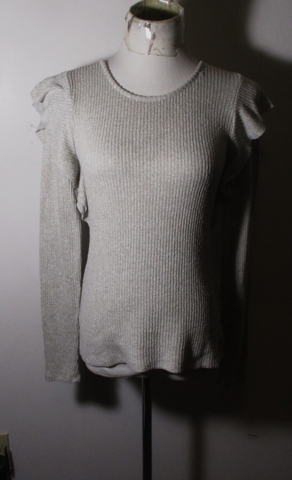 LUCKY BRAND Gray Ruffle Shoulder Long Sleeve Top Size S NWOT