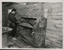 1989 Press Photo James R. Finnegan of Monson, building Fireplace - sra28500