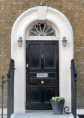 PHOTO  LONDON DETAIL OF 2 HALKIN STREET FAIRLY SIMPLE DOORCASE - MOULDED ARCHED