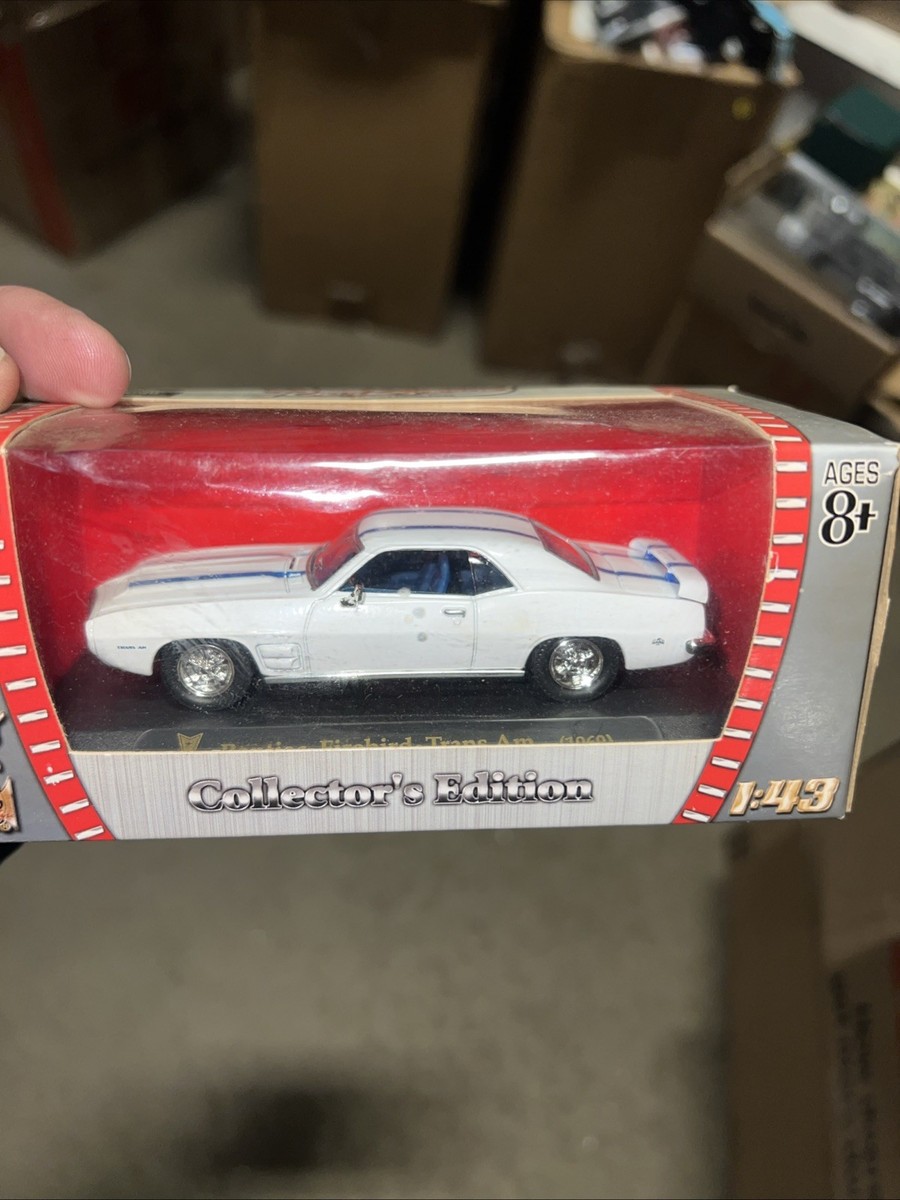 Road Signature Series 1969 Pontiac Firebird Trans Am White 1/43