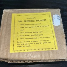 Vintage 70er Jahre Blumenpresse aus Holz mit Pappteilen und Beispielen dabei.