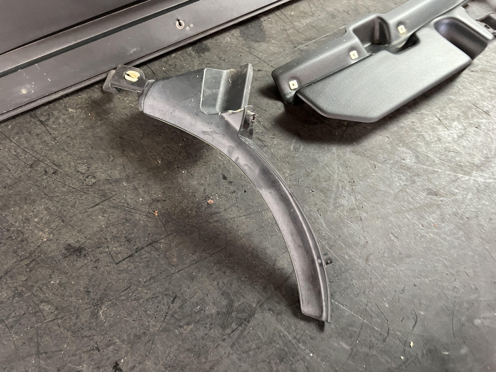 2002 MASERATI SPYDER COWL VENT WINDSHIELD WIPER SCREEN PANEL COVER