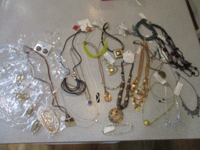 Costume Jewelry Lot 30 pieces Nothing Broken Lot 6