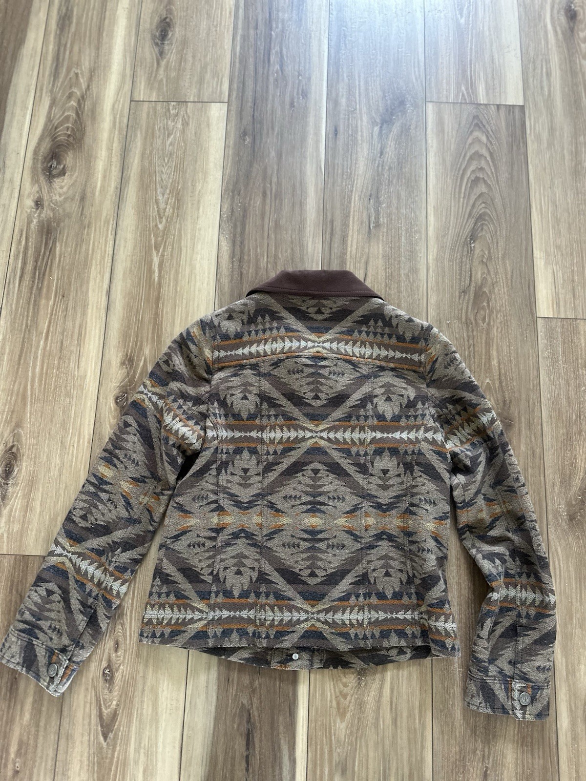 Pendleton women’s western Aztec Pattern Button-Up… - image 4