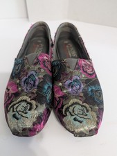 BOBS By Skechers Women's Size 6.5 Slip On Embroidered Floral Slippers.