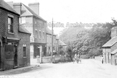 hzz-80 Shops, New Road, Armitage bei Rugeley, Staffordshire. Foto