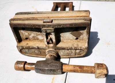 Early Columbian 9 10'' quick-release/quick-close woodworkers' vise. USA.