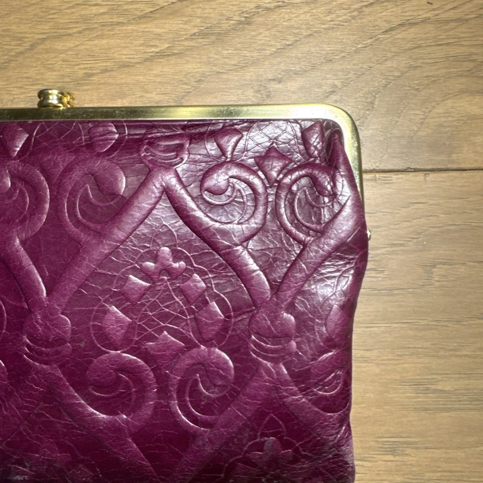 Cartera sin asas HOBO doble cierre de beso en relieve ciruela profunda púrpura vino en relieve Foto 2 de 4