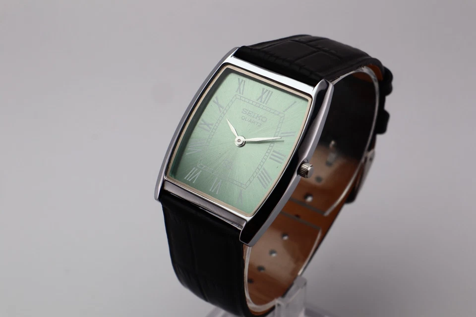Reloj de pulsera vintage Seiko Barrel-Tank cuarzo esfera verde para hombre con correa negra Foto 3 de 4