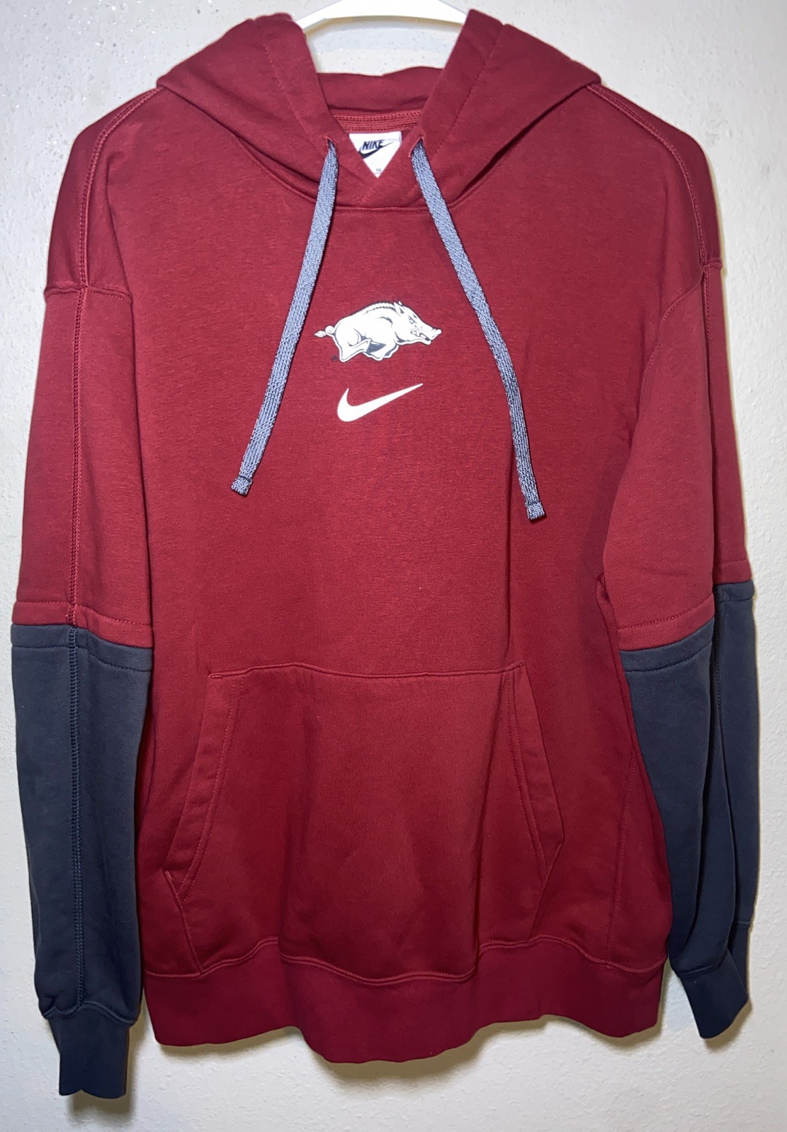 SACAI X NIKE Giacca Arkansas Razorbacks Nike NCAA Football Hoodie Center Swoosh Rossa Uomo XL
