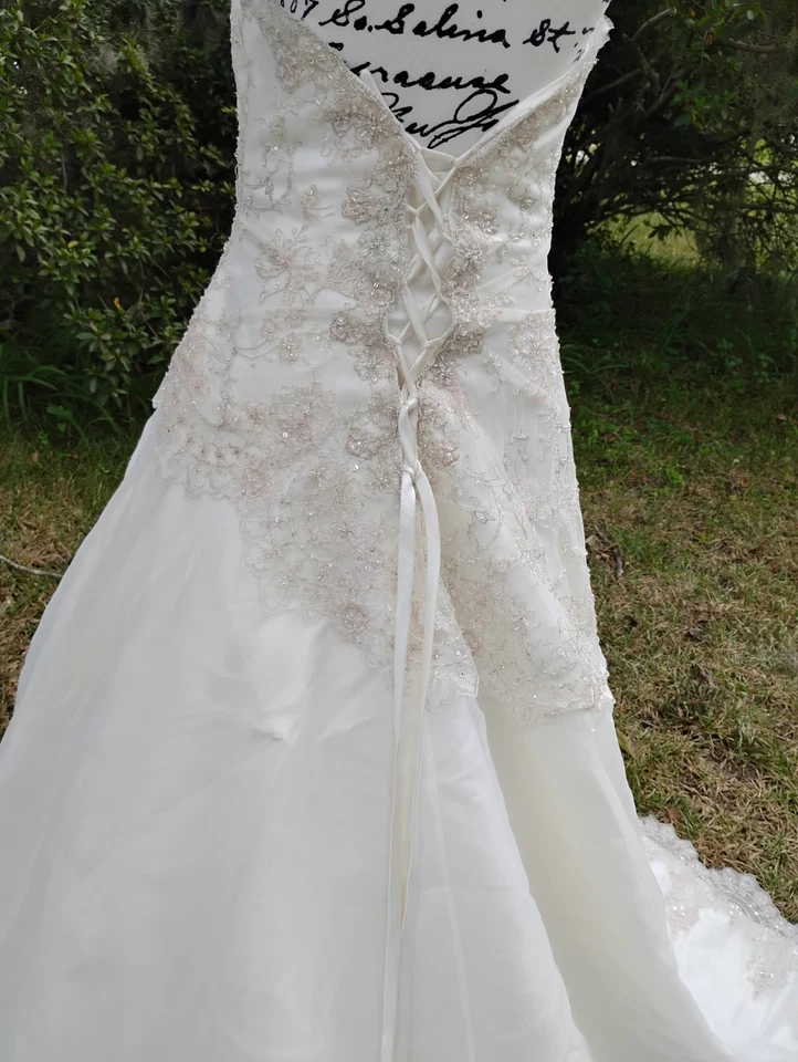 Corbatas corsé Mori Lee sin tirantes marfil con encaje sobre lay boda talla 18 detalladas  Foto 3 de 4