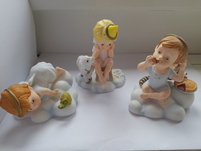 Entzückende Engel Figur 3er Set - auf Wolken mit ihren Haustieren 