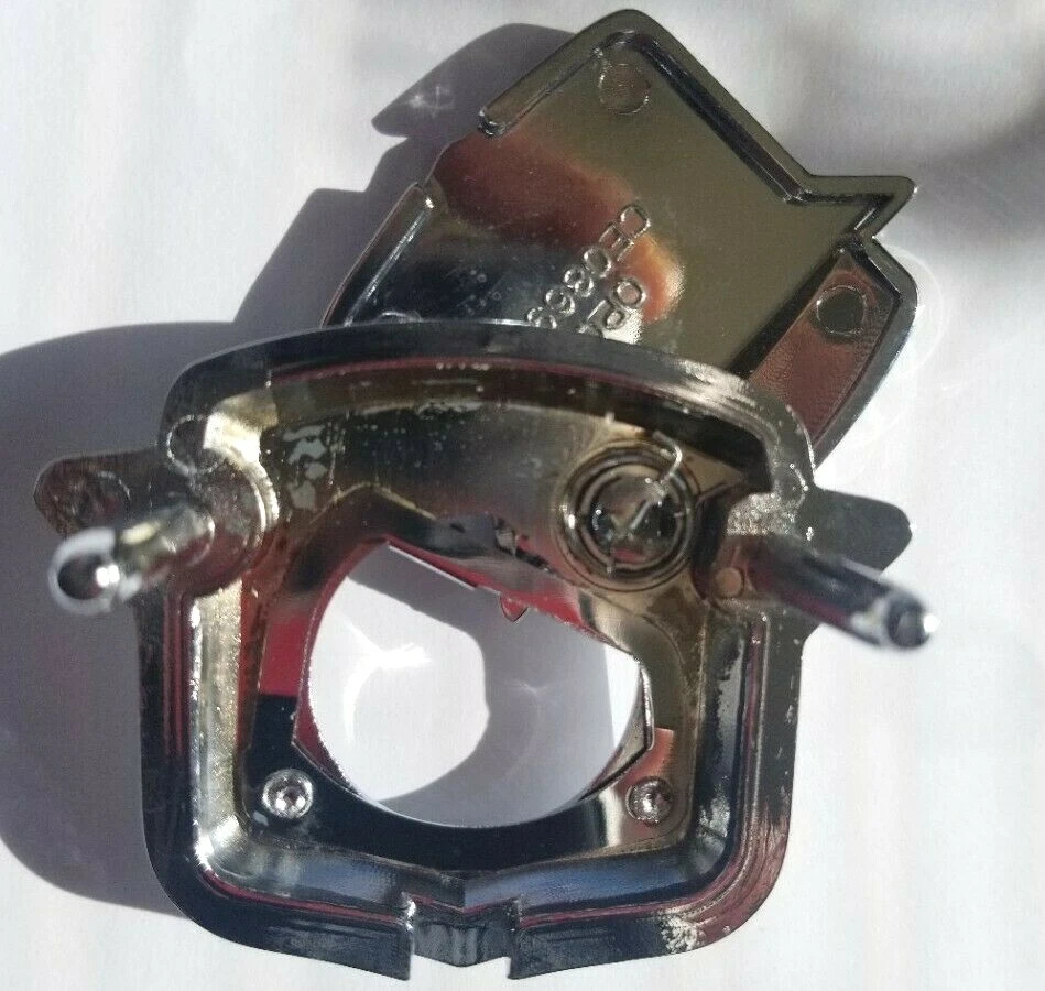 Эмблема гребня замка багажника RestoParts 1971-1976 Cadillac Eldorado и Fleetwood - Изображение 2 из 3