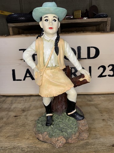 Chalkware Statue Of Cowgirl Leaning Against A Log With Boots, Hat And Haversack - Picture 5 of 12